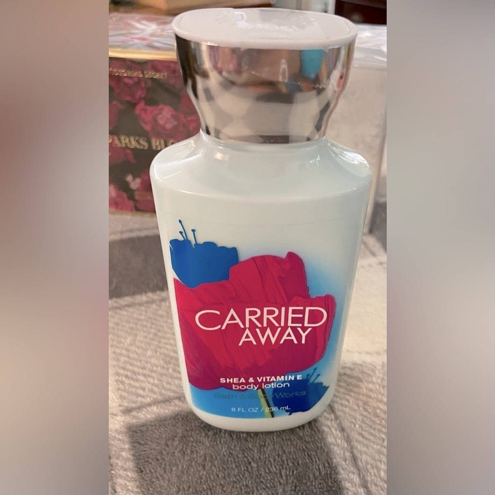 BATH AND BODY WORKS -CARRIED AWAY🤩🌸 discontinued!! NWT